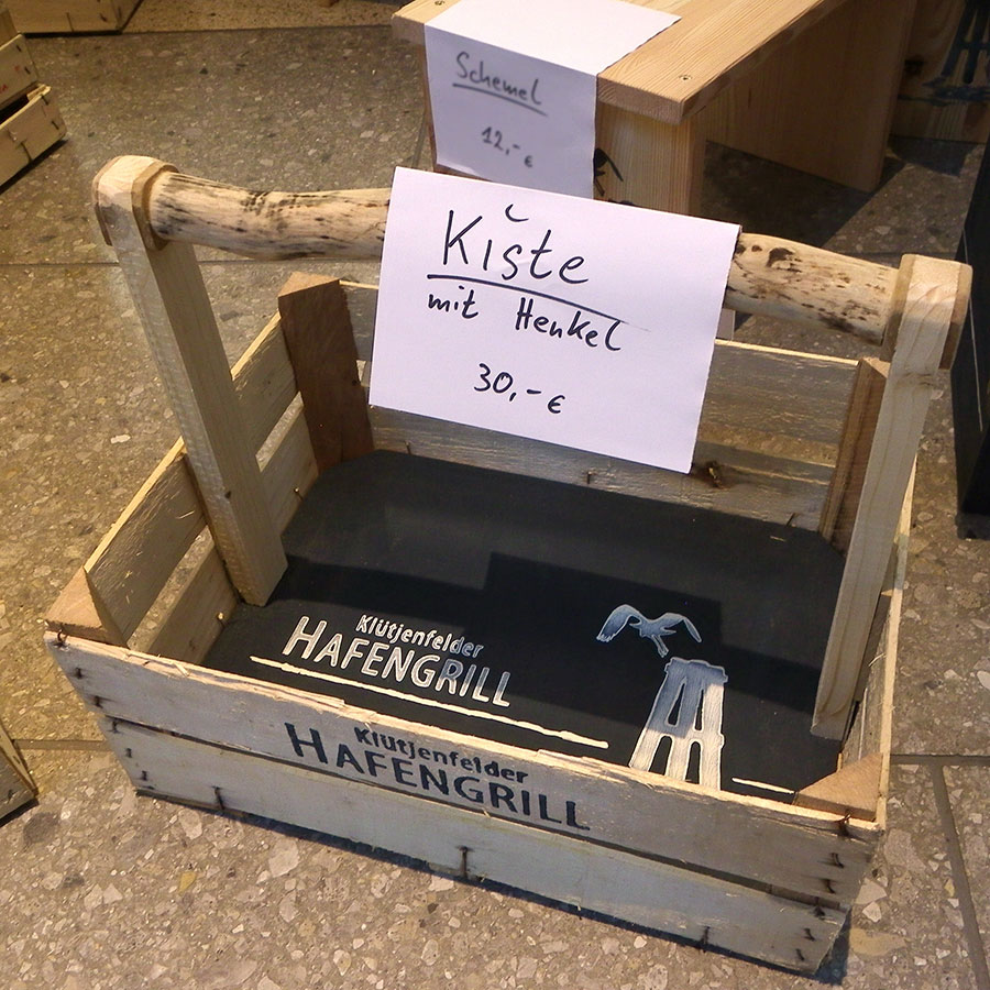 Henkelkiste mit Hafengrill Logo